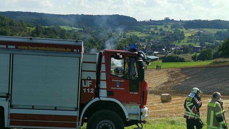 Rauchentwicklung bei Uetzing: Eine landwirtschaftliche Maschine war in Vollbrand geraten.