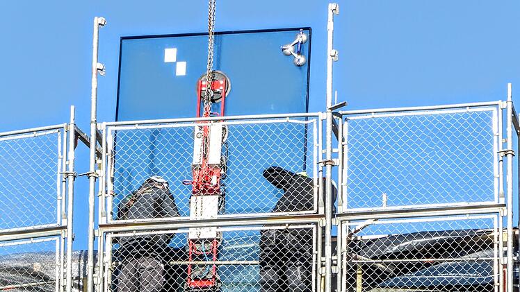 Die Einzelelemente f&uuml;r die Glasfassade am Globe werden montiert.Foto: Jochen Berger