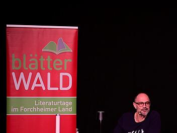 Volker Klüpfel stellte in der Hauptstelle der Sparkasse Forchheim seinen neuen Roman „Wenn Ende gut, dann alles“ vor.