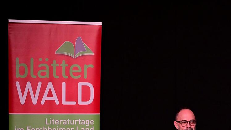 Volker Klüpfel stellte in der Hauptstelle der Sparkasse Forchheim seinen neuen Roman „Wenn Ende gut, dann alles“ vor.