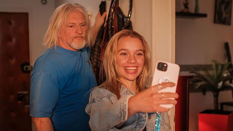 Specki (Frank Kessler) bekommt &uuml;berraschend Besuch von seiner Nichte Lisa (Katharina Hirschberg), die in Berlin Influencerin werden m&ouml;chte.