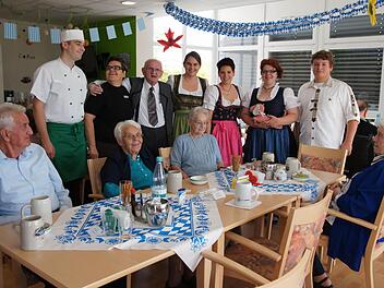 Karmen Vecek-Ukovic (hinten 2. v. l.), Johann Seubert (3. v. l.) und Ulrike Fink (4. v. l.) feiern mit Bewohnern und Kollegen ein zünftiges Oktoberfest. Foto: Heike Reinersmann