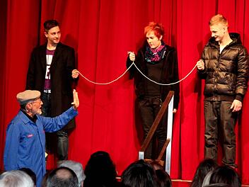 Drei Zauberlehrlinge aus dem Publikum: von links  Alexander, Annalena und Christian,  vorne im Blaumann Magier Mäd Schick  Fotos: Johanna Blum