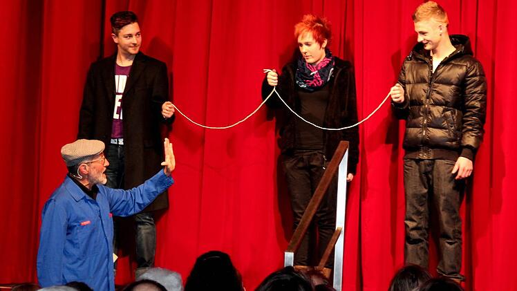 Drei Zauberlehrlinge aus dem Publikum: von links  Alexander, Annalena und Christian,  vorne im Blaumann Magier Mäd Schick  Fotos: Johanna Blum