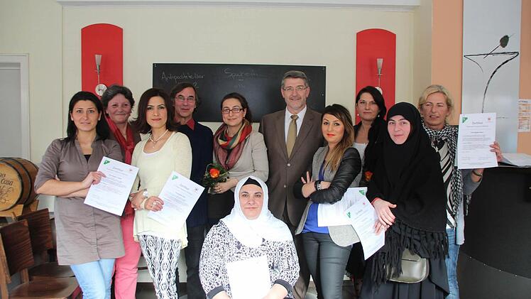 Neue Zertifikate für die Moderatoren: (vordere Reihe von links) Reyhan Tokalak, Nagihan Uysal, Gülden Demircioglu (unten), Özlem Besoldk und Ayse Özer, (hintere Reihe von links) Andrea Gulich (kommunale Jugendarbeit), Rolf Schilling (evangelisches Bildungswerk), Gülcan Tunakan (Regionalbeauftragte), Landrat Michael Busch, Nathalie Dikomey (Regionalbeauftragte) und Edelgard Mauer (Moderatorin).