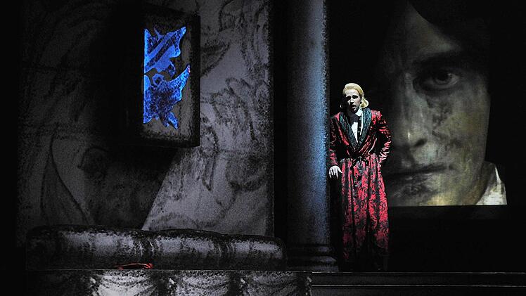 Joel Annmo in der Titelrolle von Roland Fisters Musical-Oper "Dorian Gray" in Coburg. Foto: Andrea Kremper