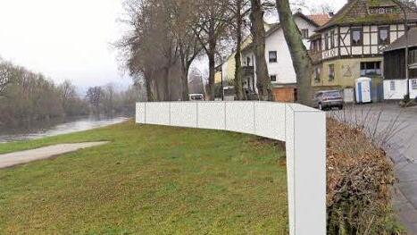 Diese Fotomontage zeigt die 1,45 Meter hohe Mauer, die Schwürbitz künftig vor Hochwasser des Mains schützen soll. Foto: Wasserwirtschaftsamt Kronach