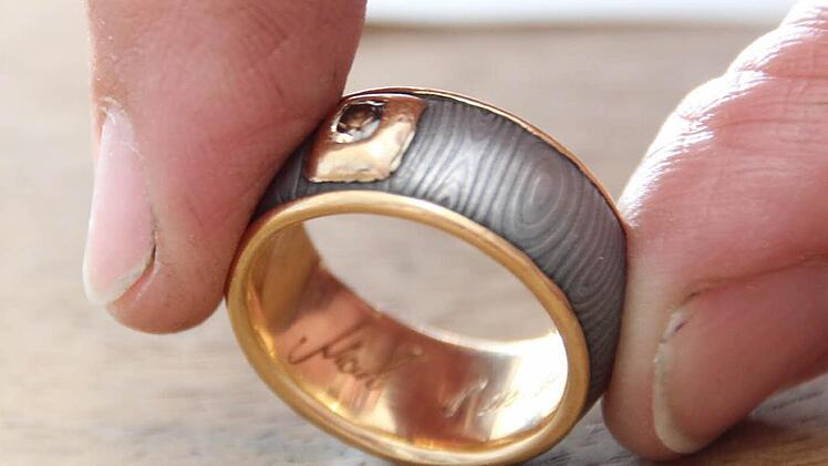 In original Handschrift eingraviert steht der Namen ihres Mannes im Ehering.