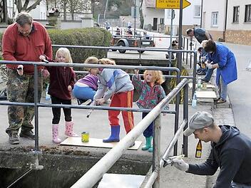 Alle Altersstufen machten beim Geländer-Streichen mit. Auch Detlef Brands mit seinen Töchtern Anna, Judith und Sophie. Fotos: Gerold Snater