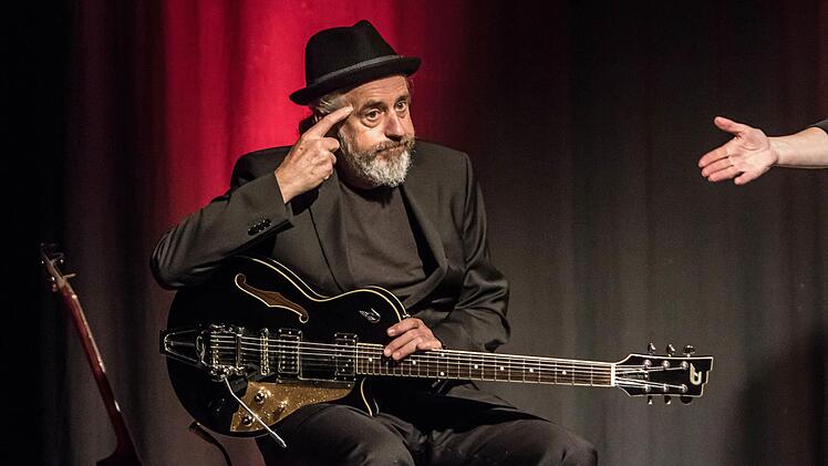 William Mackenzie bgleitete Nessi Tausendschön bei ihrem Auftritt im "Schwarzen Bären". Foto: Jochen Berger