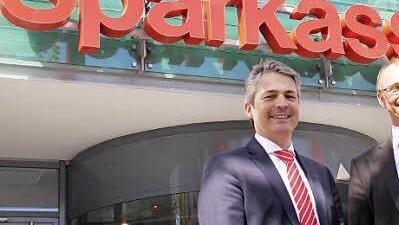 Das Unternehmen Sparkasse Ostunterfranken ist gesund. Damit es so bleibt, entschieden sich (von links) der Vorstandsvorsitzende Peter Schleich und sein Vorstandskollege Andreas Linder zu Filialschließungen, die allerdings sozialverträglich erfolgen. Foto: Friederike Stark