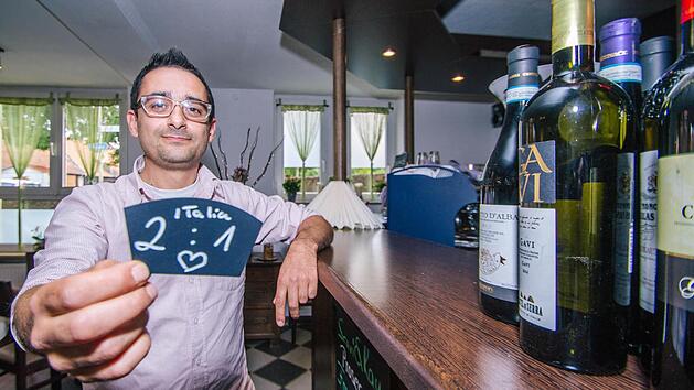 Raimondo D'Amico ist optimistisch, dass die Erfolgs-Serie der Italiener auch im Viertelfinale der EM gegen Deutschland bestehen bleibt. Freuen würde er sich zwar auch über einen deutschen Sieg, doch "mein Herz schlägt mehr für Italien". Foto: Marian Hamacher