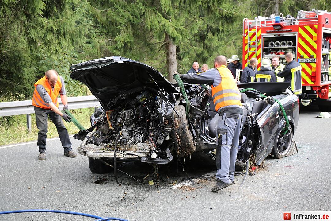 Kreis Hof: 27-Jähriger  prallt mit Auto gegen Baum und stirbt