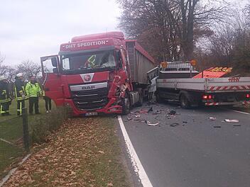 Der Fahrer des linken Lastwagens kam aus unbekannten Gründen auf die Gegenfahrbahn.  Foto: Waltraud Enkert