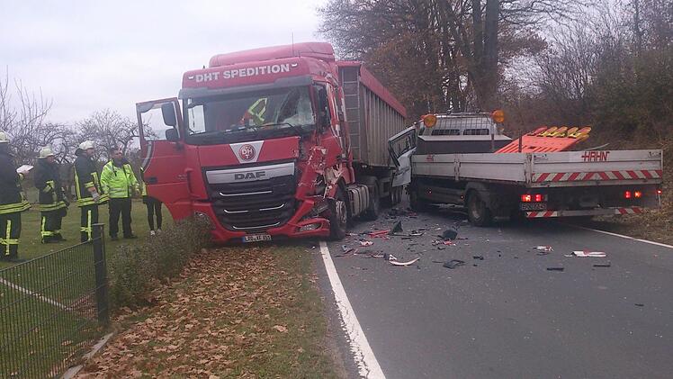Der Fahrer des linken Lastwagens kam aus unbekannten Gründen auf die Gegenfahrbahn.  Foto: Waltraud Enkert