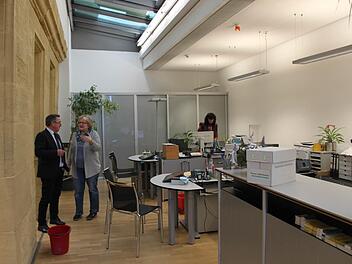 Von noch nötigen Restarbeiten erfährt Zweiter Bürgermeister Ludwig Wolf in Gesprächen, wie hier im Bürgerbüro. Fotos: Anette Schreiber