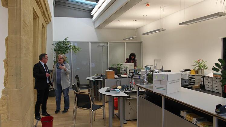Von noch nötigen Restarbeiten erfährt Zweiter Bürgermeister Ludwig Wolf in Gesprächen, wie hier im Bürgerbüro. Fotos: Anette Schreiber