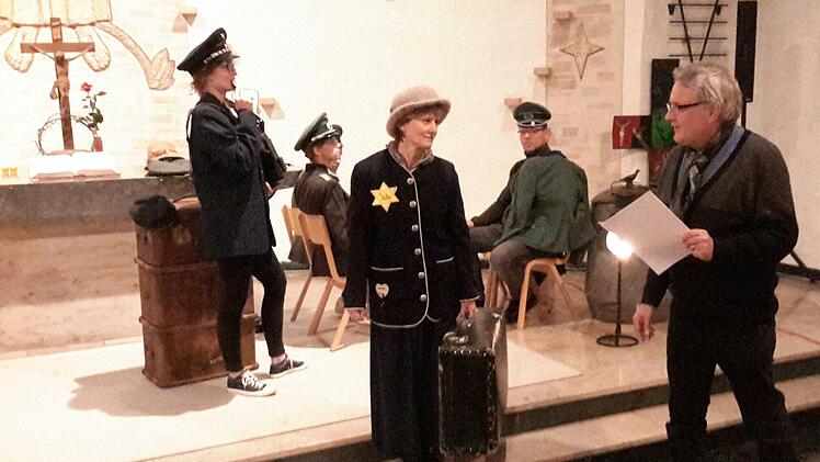 Intensiv proben die Laiendarsteller für die Aufführung des Mysterienspiels am Ostersamstag in der Bad Brückenauer Friedenskirche. Pfarrer Gerd Kirchner (rechts) führt als Autor des Stückes wie immer auch selbst Regie. Foto: Rolf Pralle