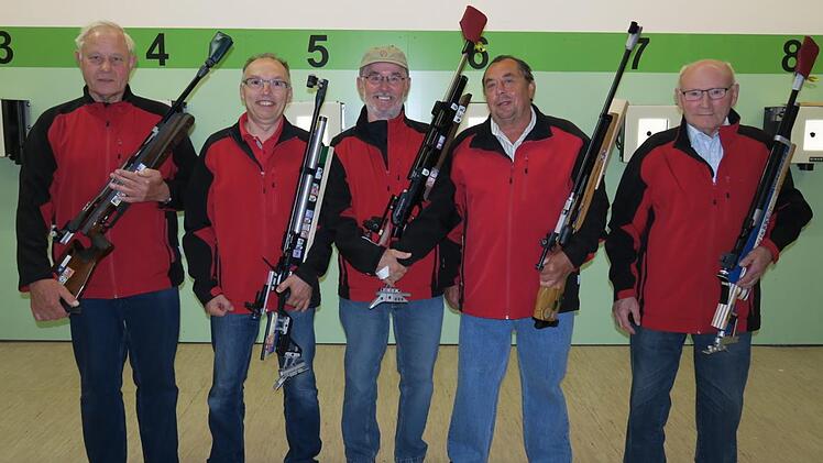 Ungeschlagen wurde die Mannschaft "Luftgewehr Auflage" des Schützenvereins Oberschleichach Meister der A-Klasse und steigt jetzt in die Gauklasse auf. Unser Bild zeigt, von links: Udo Karg, Hubert Karg, Armin Schneider, Adam Neeb, Siegbert Rhein. Foto: Sabine Weinbeer