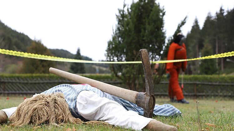 Sich zuprostende Geister, blutige Gestalten und offene Gräber: Sabrina de Groot hat sich einiges einfallen lassen, um ihren Garten in Wilhelmsthal in den zwei Wochen vor Halloween schaurig schön zu gestalten. Foto: Marian Hamacher