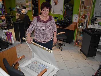 Doris Hollmann packt das Geschenk für Papst Franziskus ein. Foto: Petra Malbrich