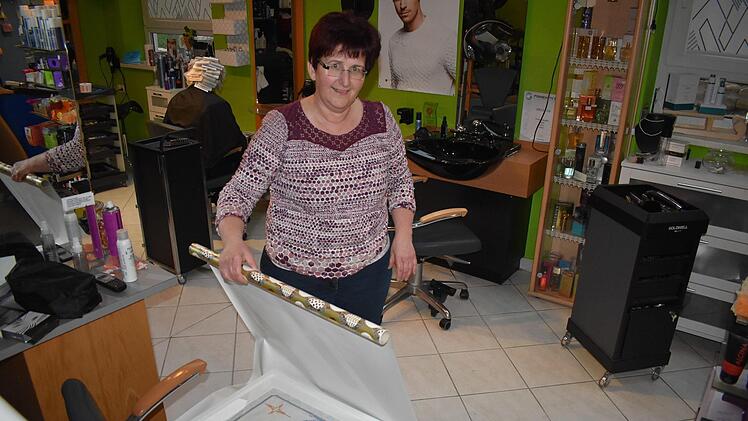 Doris Hollmann packt das Geschenk für Papst Franziskus ein. Foto: Petra Malbrich