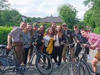 Zwischen den Auftritten erkundeten f&uuml;nf Jungs der Blaskapelle Ebenhausen Emden per Rad. Richard Dees