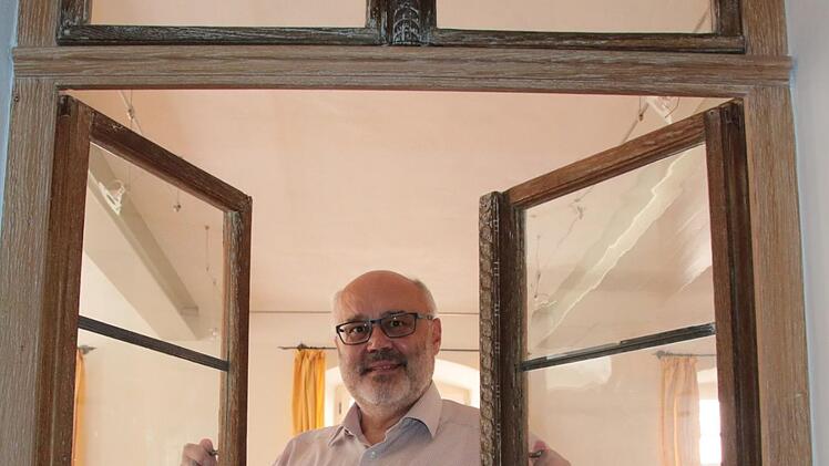 Neumann plante unter anderem das alte Rathaus in Ebenhausen, darauf ist Bürgermeister Franz Kuhn stolz. Foto: Ralf Ruppert