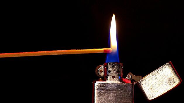 Die drei Kinder zündelten am Mülleimer und setzten versehentlich eine riesige Fläche in Brand.