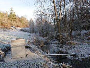 Unterhalb der Staatsstraße 2282 entsteht ein Radweg, der auf bestehenden Flurwegen von der Wannigsmühle nach Kleinwenkheim führen wird. An deser Stelle quert der Weg einmal die Wannig. Die Fundamente für den neuen Steg stehen bereits.