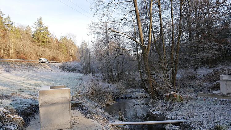 Unterhalb der Staatsstraße 2282 entsteht ein Radweg, der auf bestehenden Flurwegen von der Wannigsmühle nach Kleinwenkheim führen wird. An deser Stelle quert der Weg einmal die Wannig. Die Fundamente für den neuen Steg stehen bereits.
