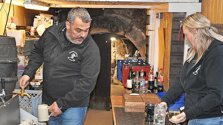 Kellerchef Matthias Müller nimmt Bestellungen seiner langjährigen Servicemitarbeiterin Elke Molls entgegen.