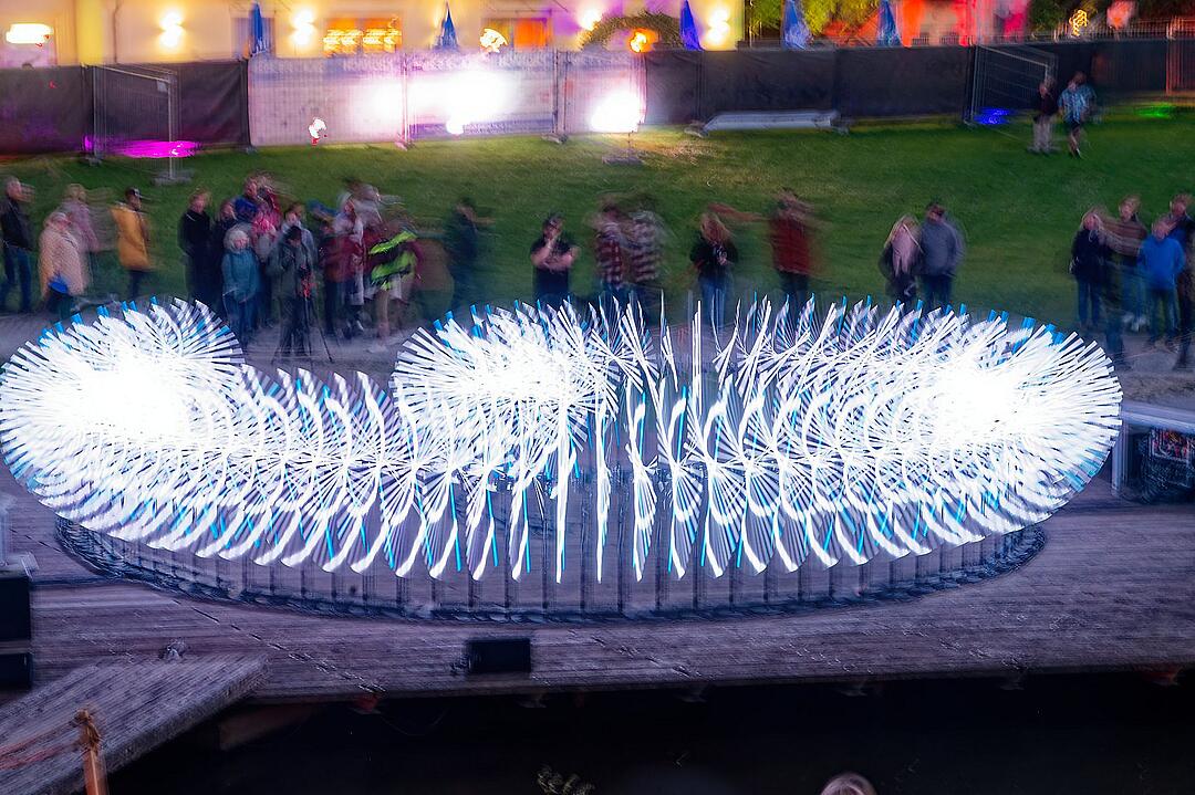 Eine magische Kulisse mit effektvoll platzierter Lichtkunst.