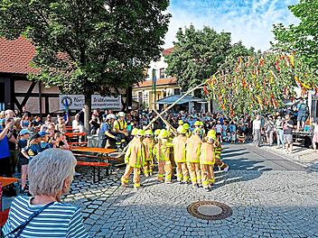 Der gro&szlig;e Moment: Die Kinderfeuerwehr am Kerwabaum.