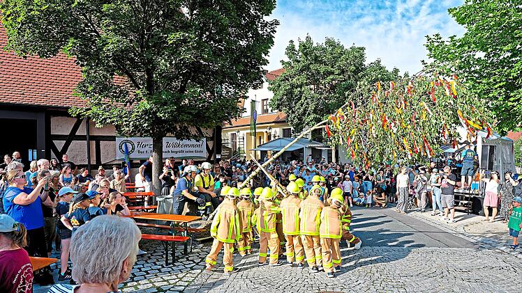 Der gro&szlig;e Moment: Die Kinderfeuerwehr am Kerwabaum.