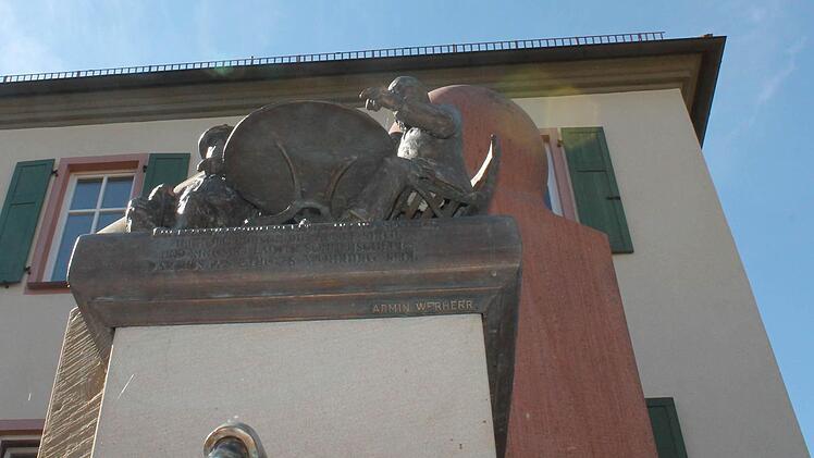 Der Dorfbrunnen ist mit einem Spruch des Lyrikers Armin Werherr (alias Dr. Michael Werner) versehen.
