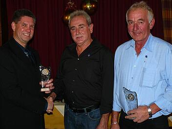 Bundes- und Landesstabführer Harald Oelschlegel (links) zeichnete Norbert Witzgall (Bild) und Erwin Maier für 50 Jahre im Spielmannszug Maierhof mit der Ehrennadel in Gold mit Diamant aus.  Fotos: Klaus-Peter Wulf