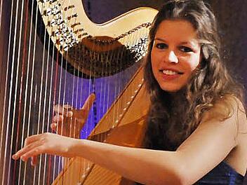 Wenn Maria-Theresa Freibott an der Harfe sitzt, spürt man die Spielfreude, mit der sie dem Instrument die Töne entlockt.  Foto: Peter Klopf