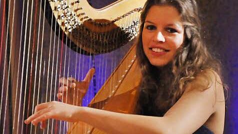 Wenn Maria-Theresa Freibott an der Harfe sitzt, spürt man die Spielfreude, mit der sie dem Instrument die Töne entlockt.  Foto: Peter Klopf