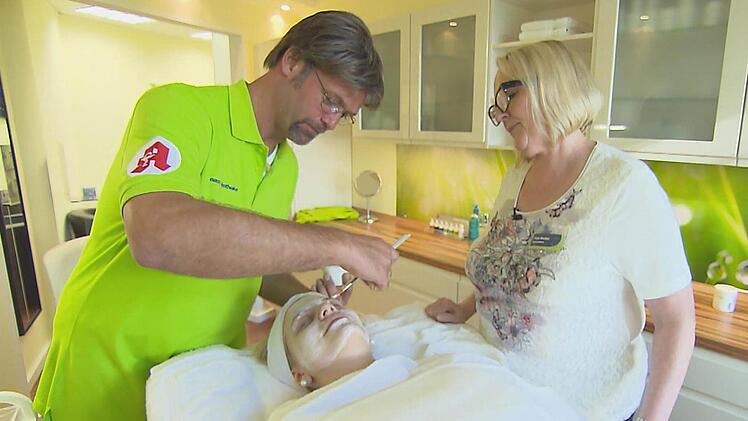 Lars Horstmann mit Kosmetikerin Ute Becher. Foto: RTL