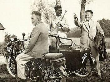 Reichssportminister Josef Waitzer (Mitte) besuchte &ouml;fters die Br&uuml;der Rudolf (vorne) und Adolf in Herzogenaurach. Im Film sei zu Unrecht der Bezug zu den Nazis hergestellt worden, kritisiert Fischer. Unser Foto entstand 1930 an der Eckenm&uuml;hle.  Foto: Archiv