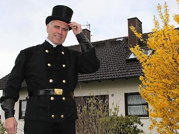 Er kennt jedes Haus: Der bezirksbevollmächtigte Schornsteinfeger Arno Müller aus Weißenbach verabschiedet sich in den Ruhestand. Foto: Ulrike Müller