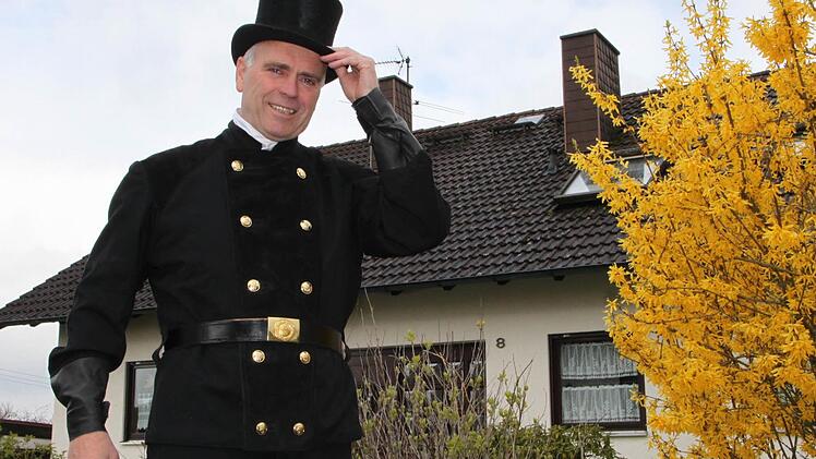 Er kennt jedes Haus: Der bezirksbevollmächtigte Schornsteinfeger Arno Müller aus Weißenbach verabschiedet sich in den Ruhestand. Foto: Ulrike Müller