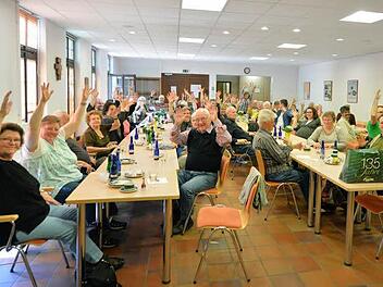 Sich zu melden ist eine Geb&auml;rde, die keine Worte braucht. Aber dann wird es schwierig: Wie setzt man "Rotes Moor" in Gesten um? Foto: Torsten Raab