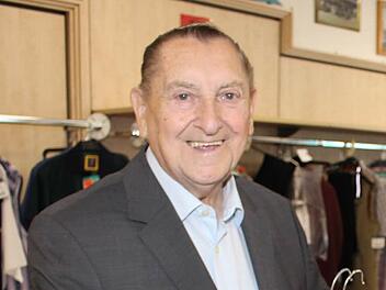 Anton Murk packt im Bekleidungshaus auch heute noch gerne selbst mit an. Foto: Evi Seeger