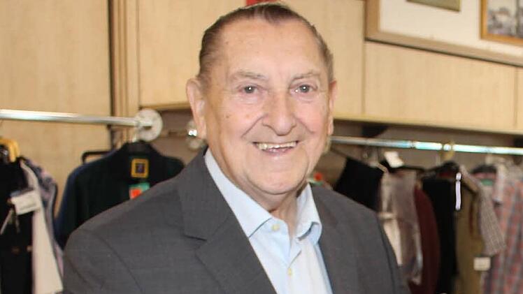 Anton Murk packt im Bekleidungshaus auch heute noch gerne selbst mit an. Foto: Evi Seeger