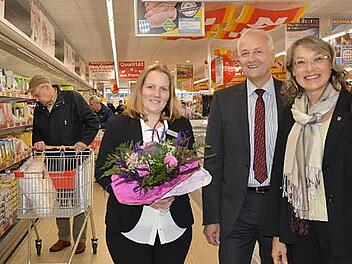 Bei der Eröffnung am Montag: Filialleiterin Christina Kaiser, Niederlassungsleiter Franz Fritzenschaft und Zweite Bürgermeisterin Renate Schroff (von links)  Foto: Bernhard Panzer