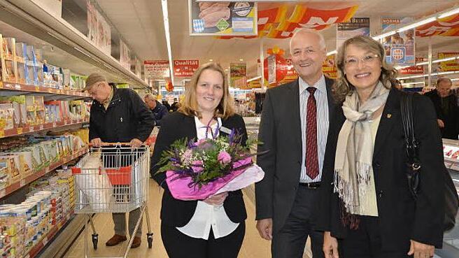 Bei der Eröffnung am Montag: Filialleiterin Christina Kaiser, Niederlassungsleiter Franz Fritzenschaft und Zweite Bürgermeisterin Renate Schroff (von links)  Foto: Bernhard Panzer