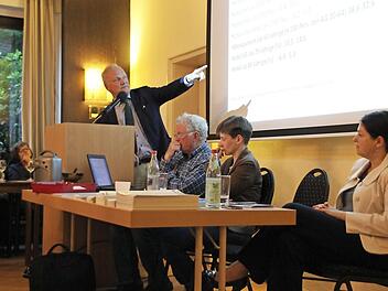 Loring Sittler (links) erklärt das geplante Projekt. Rund 180 Interessierte kamen am Dienstagabend zu der Veranstaltung.  Foto: Franziska Rieger