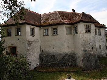 Eine Förderung von 80 000 Euro bekommt Eigentümer Heinrich Freiherr von Pölnitz für die Instandsetzung des Dachstuhls über dem Südflügel von Schloss Hundshaupten.Josef Hofbauer
